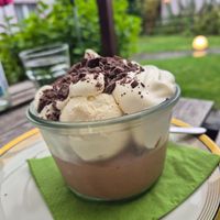 Schokopudding mit Sahne, Eis und Erdbeeren at Die FETTE BEETE in Krefeld