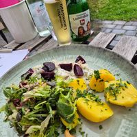 Sahnehäringsstip von der falschen Seite fotografiert mit Pellkartoffeln und Salat at Die FETTE BEETE in Krefeld
