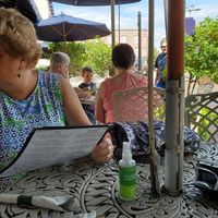Outdoor eating at The Pub and Restaurant in Gettysburg