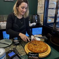 Léa et un gâteau aux pommes   at La Kanopée in Perigueux