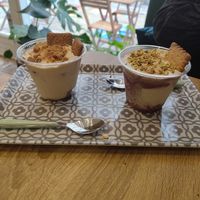 Tiramisu spéculoos à gauche et framboises/pistache à droite at La Kanopée in Perigueux