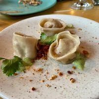 Momo’s

Verse tarwedeeg opgevuld met witte kool, wortel,
prei en szechuan
€ 12
 at YUSU in Ghent