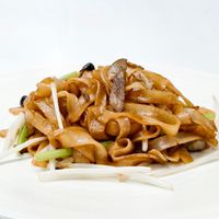 干炒河粉
Fried rice noodles with mushroom

配料：河粉、香芹、银牙 ，菌菇
Ingredients： Rice noodles, Chinese CeleryBean Sprouts , Mushrooms at Good Bridge 虹桥素坊 in Shanghai