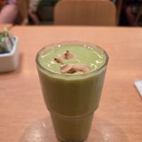 Smoothie de matcha, banana e leite de coco at SO_Lo in Rio De Janeiro