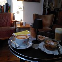 Warm drinks with vegan apple crumble ❤️ at Cafe Kaffka Frau L und Herr K in Niedersachsen