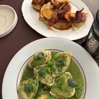 Vooraan de perogi met erwten, achter met aardappel  at Fajne Bistro in Rotterdam