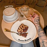 Chai Latte mit Hafermilch und glutenfreier veganer Protein Brownie at Café de Fleur in Wien