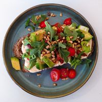 Flip Flop (dagmenu): broodje met hoemoes (12 euro). Zonder de (niet-vegan) pesto. at SAM in Heemstede