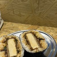 Já fui nesse restaurante duas vezes e amei, tem muuuitas opções veganas! esse da foto é o Onigirazu Tofukatsu com o molho do Onigirazu Mapotofu, explosão de sabores!   at Casa Aguiko in Sao Paulo