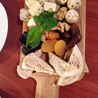 Tabla de quesos vegana at Jardim dos Sentidos in Lisbon