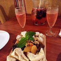 Tabla de quesos vegana y Sangría at Jardim dos Sentidos in Lisbon