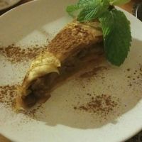 Pastel de manzana, con pasas y canela at Jardim dos Sentidos in Lisbon