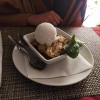Crumble de Maçã e Ameixa com gelado de limão vegan at Jardim dos Sentidos in Lisbon