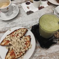 Matcha latte con tostadas (el tofu de encima es añadido mio que me lo lleve) at El Secret Cafeteria i Pastisseria in Catalunya