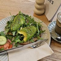 Avoboom und Hojicha Latte mit Kokosdrink at CHARLIE'S Cafe in Herford