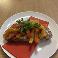 Getoastetes Sauerteigbr mit Dattel-Walnussbutter & geschmorte Paprika 5,50€  at La Mesa in Wien