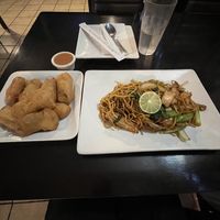 Lo mein with tofu and chkn fingers 😋👍🏽  at My Thai Vegan Cafe in Boston