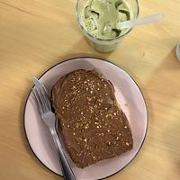 toast de creme de avelã com matcha latte   at FFV Café in Sao Paulo