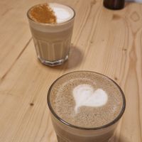 Hojicha and Matcha lattes at Cafeteria Brü in Vic
