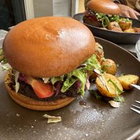 Burger 2 mit Kartoffeln  at Café Ojo in Odense