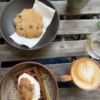 Waffel mit Schlagsahne, Cookie und Cappuccino mit Oatly  at Café Ojo in Odense