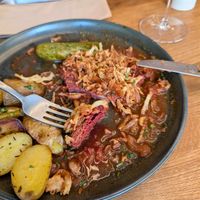 Der Zwiebelrostbraten besteht aus einem eingeweichten Soja-Steak at SOULA in Vienna