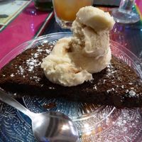 Veganer Schokokuchen mit Birne-Ingwer-Eis at La Heladeria Mexicana in Barcelona