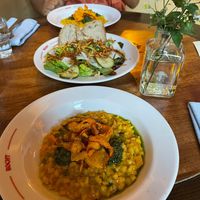 De barhap wordt geserveerd met brood en salade    at Bar Bocht in Rotterdam