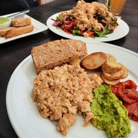 Desayuno vegano and salad with tofu and olives at Mandarina in Quetzaltenango