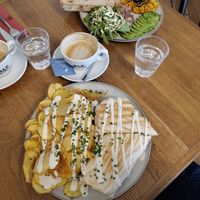 Breakfastburrito und Scrambled Tofu (beides vegan) und Cappuccino mit Hafermilch at Café Berg in Vienna