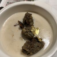 Pepite di lenticchie beluga su crema di yuca e venature d’oro  at La Colubrina in Milan