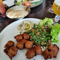 Falafel schotel met aubergine salade at Matiate in Antwerpen