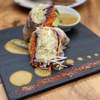 Rol boordevol groenten met kruiden en mango-saus at Wild Beets in Ibiza