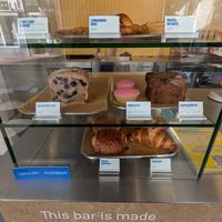 Sweets display at Wakuli Coffee | Visstraat  in Noord-brabant