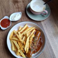 Vegane Mantaplatte und Cappucino mit Hafermilch at deinKult Kokerei - Café & Restaurant  in Essen