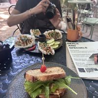 alles in dem Café ist vegan. Wir hatten die veganen Pad Krapao Boote mehrmals und verschiedene Sandwiches bzw Toasts (roasted veg sandwich, tomato and ricotta toast, fresh veg)  at The Quarter - Creative Space Café in Surat Thani