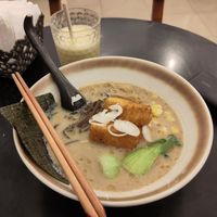 Ramen à 110k (j'ai plus le nom mais il y a du tofu crispy). Les baguettes donnent l'échelle le bol est énorme at The Green Ramen Danang | Ramen Chay Xanh in Da Nang