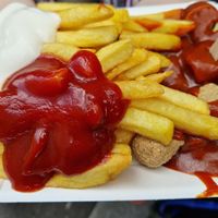 Vegane Currywurst mit Pommes at Bergwolf in Munich