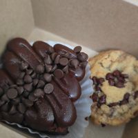 Brownie and chocolate chip cookie at Di Kassia Repostería Vegana (Cocina Oculta) in Barranquilla