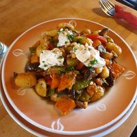Süßkartoffel-Gnocchi-Pfanne mit veganem Frischkäse at brennNessel in Dresden