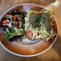 Überbackenes Baguette mit Salat, 12,50€  at brennNessel in Dresden