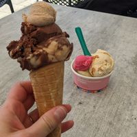 An adorable highlight are the mini scoops of ice-cream you get on top as a taste test at Eisbrunnen in Munich
