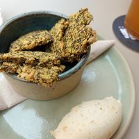 Crackers di alga e mais con burro morbido e cipolla at KORA - Bistrot Vegetale in Cuneo
