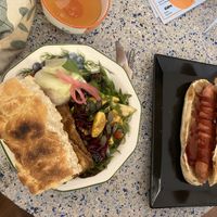 Hot dog et bowl frais avec foccacia   at Le Monde à l'endroit |  The World the Right Way Up in Saint-malo