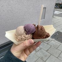Walnuss, creamy Berry & Hanf-Schoko 🤤 at iceDate - Amalienstt in Munich