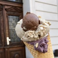 Berry, vanilla almond, and cinnamon chocolate   at iceDate - Amalienstt in Munich