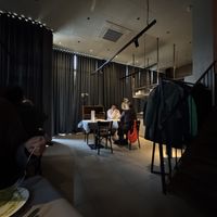 Etwas kühles Interieur mit offener Küche und netter Atmosphäre  at Cotell Cologne in Cologne