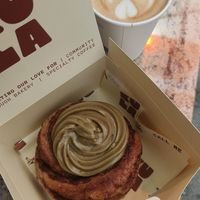 Vegan pistachio cinnamon bun and flat white at Kula.Lab in Innsbruck