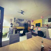 Many sitting options: outside, couch, armchair or barstool at BommelZ in Greifswald