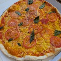 Vegane Steinofenpizza Tomate-Basilikum at Cafe von and zu in Bonn